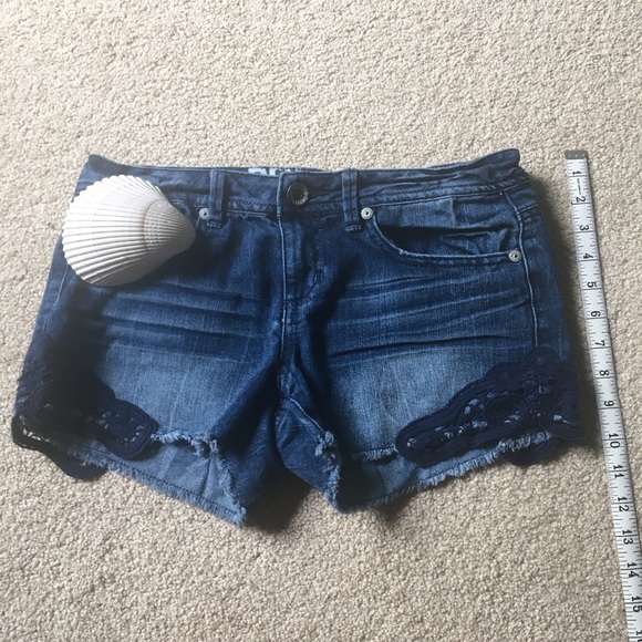 Cute Jean Shorts w/navy lace - Picture 5 of 5